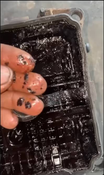 國外車評人員爆料引擎出問題，和使用稀薄機油有關係。